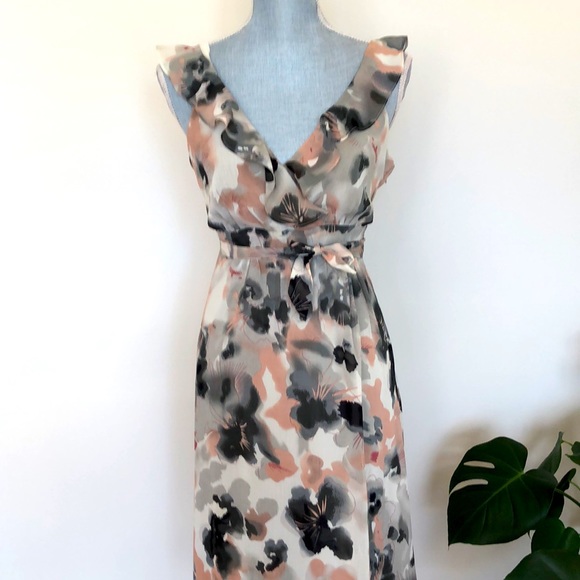 This beautiful sleeveless dress is perfect to wear to an event or a lunch date. - Picture 7 of 8